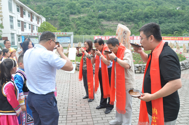 陳家壩小學(xué)的孩子們向來(lái)賓敬咂酒