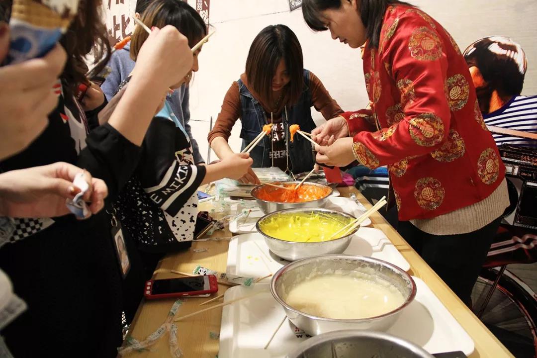 顧客一同體驗麥芽糖制作