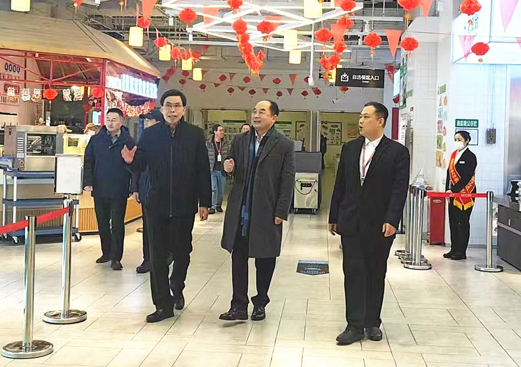 春節(jié)前，薦世新董事長(zhǎng)和集團(tuán)各大區(qū)領(lǐng)導(dǎo)前往餐廳檢查走訪